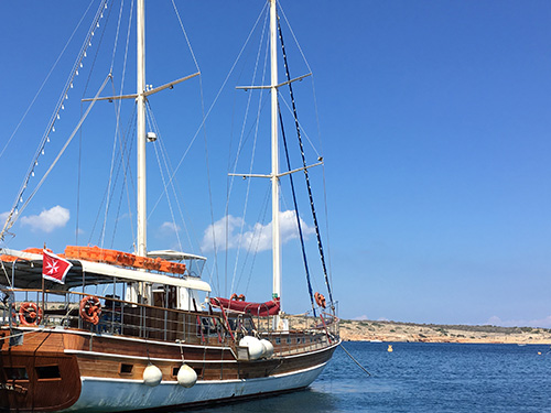 Private Tagescharter mit einem Ausflugsboot mit Segelmast (für große Gruppen)