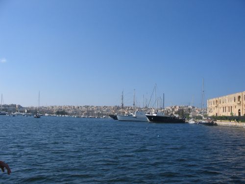 Crucero por el puerto - La valiente historia de Malta