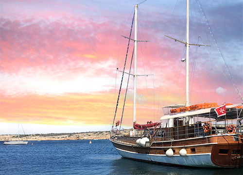 Private Abend-Charter mit einem Ausflugsboot mit Segelmast (für größere Gruppen / ab ca. 19 Uhr)